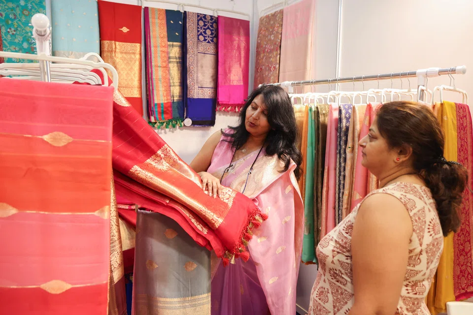 ‘வயான் திரெட்ஸ் ஆஃப் இந்தியா’ என்ற நிறுவனத்தின் உரிமையாளர் அஜந்தா நைக், ‘நமஸ்தே பாரத்’ கண்காட்சியில் ராஜஸ்தான், குஜராத் பகுதிகளின் பாரம்பரியக் கைத்தறி நெசவுத் துணிவகைகளை வாடிக்கையாளர்களுக்கு விற்பனை செய்தார்.
