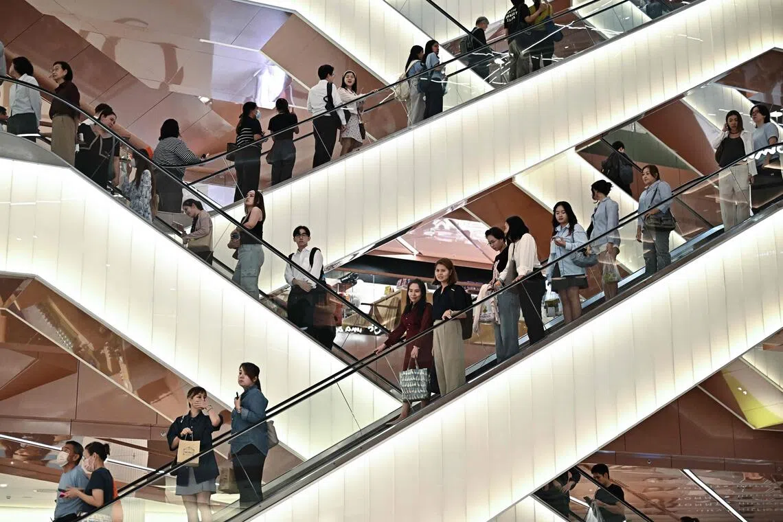 புதிய பேங்காக் கடைத்தொகுதிக்கு மக்களை சுண்டியிழுக்கும் மின்படிகள்