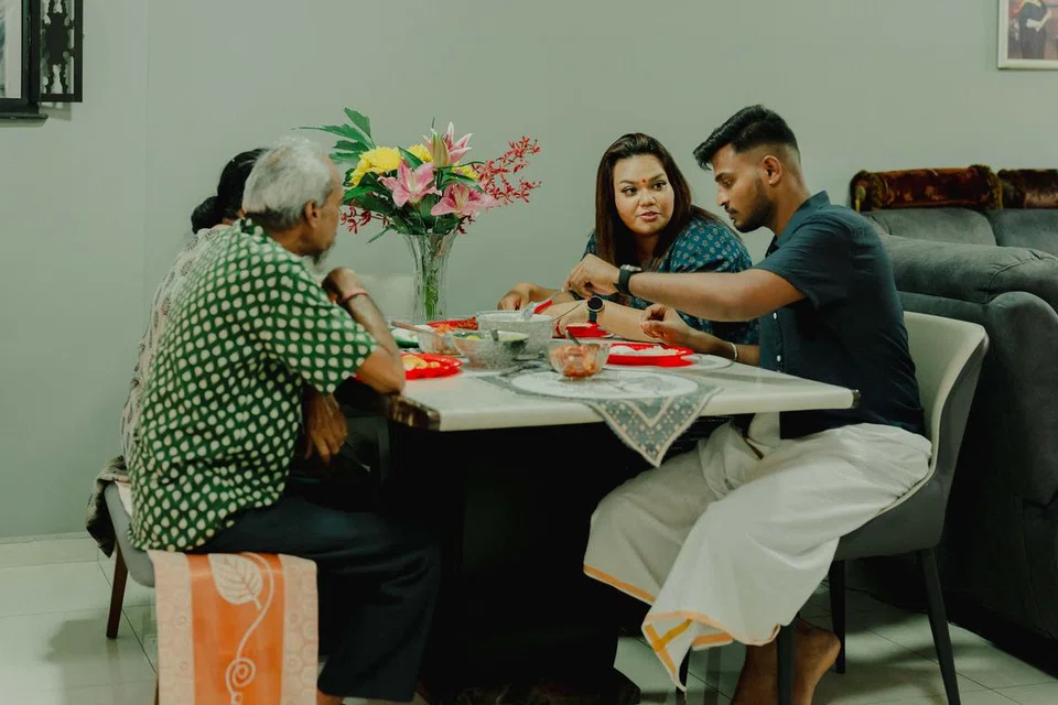 தீபாவளிக்காக வெளிநாட்டு ஊழியரைத் தன் இல்லத்திற்கு அழைத்து, குடும்பத்துடன் விருந்து படைத்தார் ரிஷ்மா.