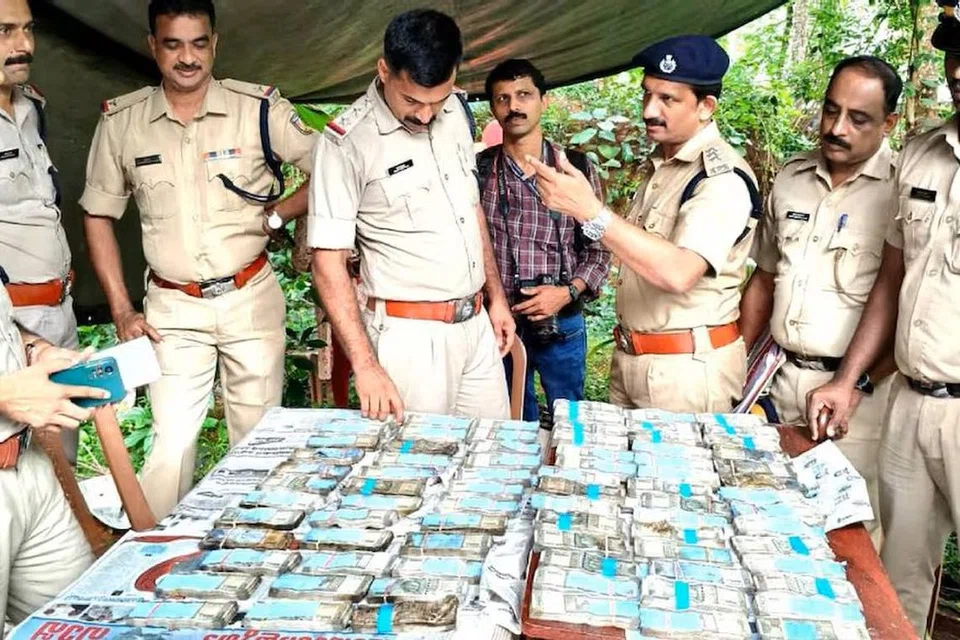 மீட்கப்பட்ட பணத்துடன் காவல்துறையினர்.