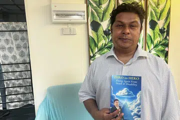 பக்கவாதத்திலிருந்து மீண்டு கல்வி, வேலைப் பயணத்தில் வெற்றிகளைக் குவித்துவரும் நோவெல் பீட்டர் சேவியர், 51, தன் நூல் மூலம் அனைத்துலக மக்களைச் சென்றடைய விரும்புகிறார்.