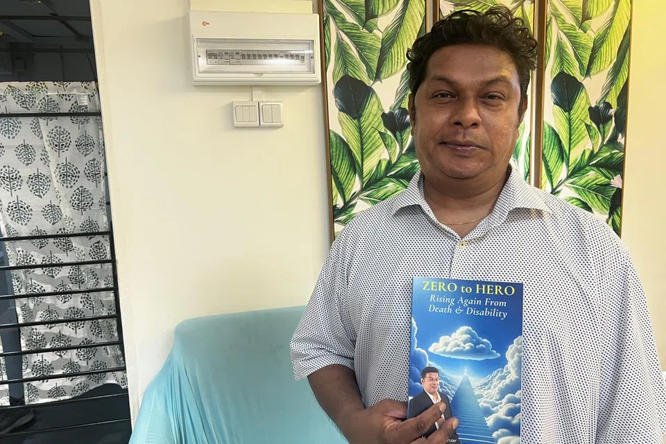 பக்கவாதத்திலிருந்து மீண்டு கல்வி, வேலைப் பயணத்தில் வெற்றிகளைக் குவித்துவரும் நோவெல் பீட்டர் சேவியர், 51, தன் நூல் மூலம் அனைத்துலக மக்களைச் சென்றடைய விரும்புகிறார்.