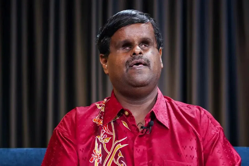 மாணவர்கள் இருக்கும் இடத்திற்குச் செல்வதில் தனக்குச் சிரமம் ஏதுமில்லை என்றார் துணைப்பாட ஆசிரியர் பிரகாஷ் சூரியமூர்த்தி, 42.
