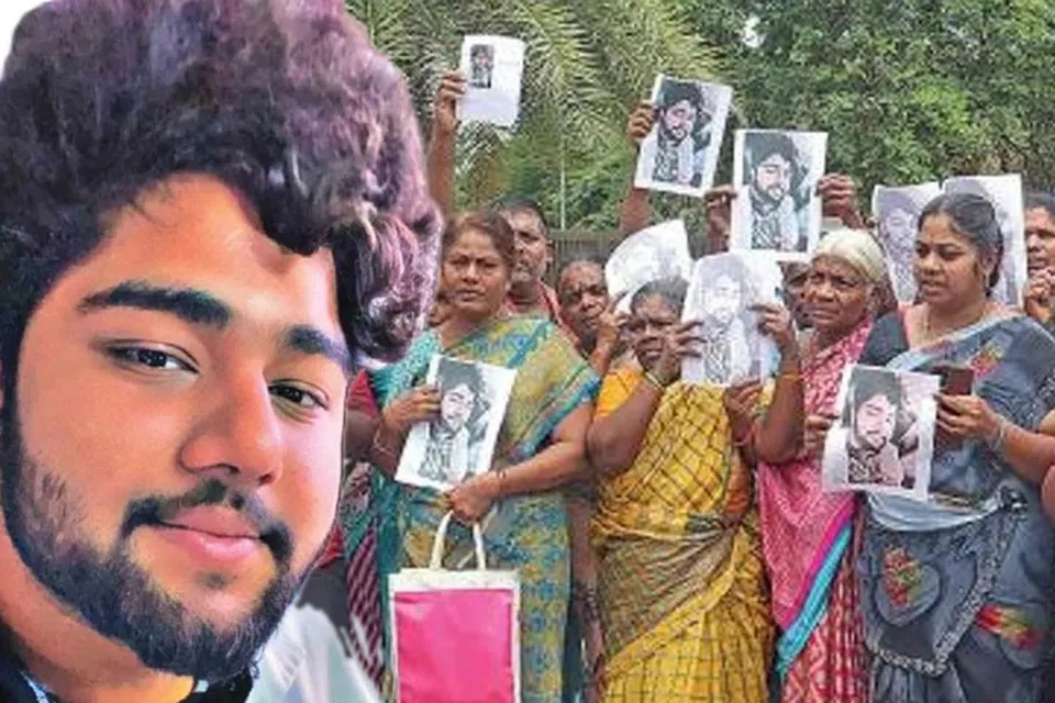 ரஷ்யச் சிறையில் சிக்கி தவிக்கும் கடலூர் இளையர் கிஷோரை மீட்டுத் தரக்கோரி மாவட்ட ஆட்சியர் அலுவலகம் முன்பு ஆர்ப்பாட்டத்தில் ஈடுபட்ட கிஷோரின் உறவினர்கள்.