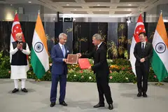 சிங்கப்பூர் பிரதமர் லாரன்ஸ் வோங், இந்தியப் பிரதமர் நரேந்திர மோடி இருவரின் முன்னிலையில், இந்திய வெளியுறவு அமைச்சர் எஸ். ஜெய்சங்கர், சிங்கப்பூர் வெளியுறவு அமைச்சர் விவியன் பாலகிருஷ்ணன் இருவரும் ஒப்பந்தங்களைப் பகிர்ந்துகொண்டனர். 