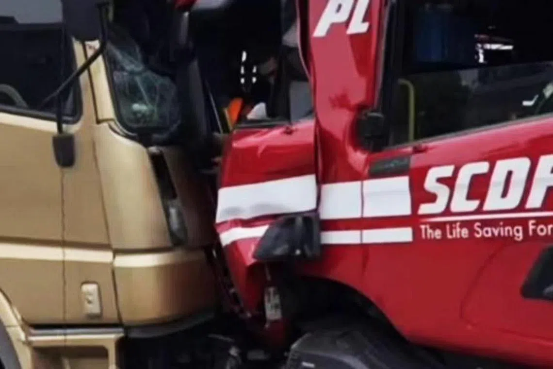 விபத்தில் சிக்கிய தீயணைப்பு வாகனம்; அதிகாரிகள் நால்வர் காயம்