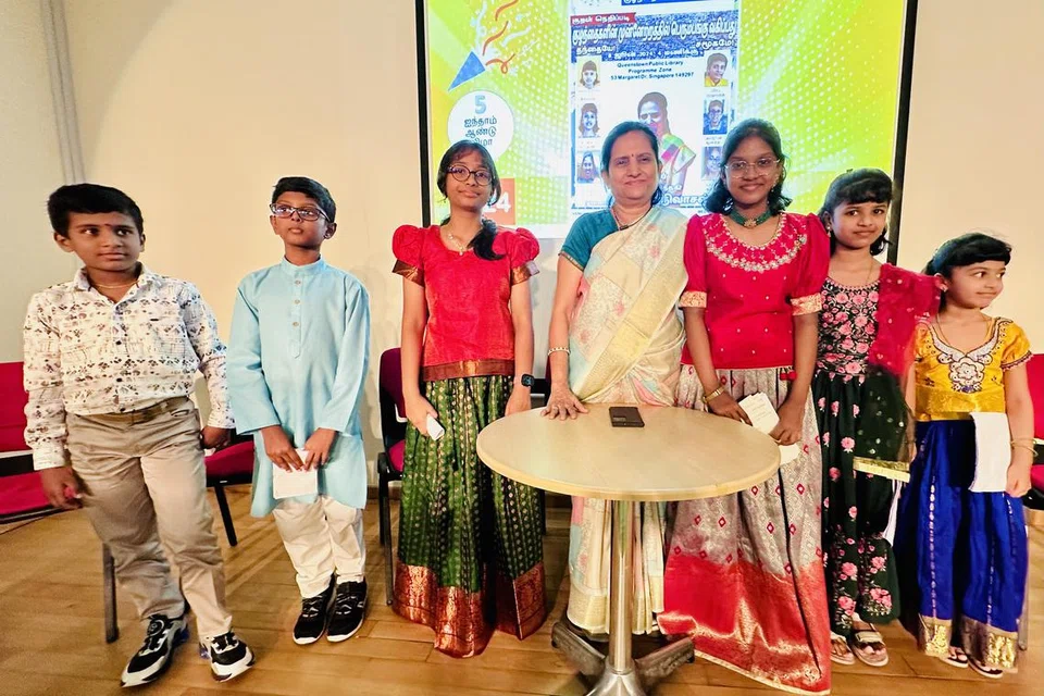 பட்டிமன்ற நிகழ்ச்சியில் பங்கேற்ற மாணவர்கள், முனைவர் ராஜி ஸ்ரீநிவாசன். 