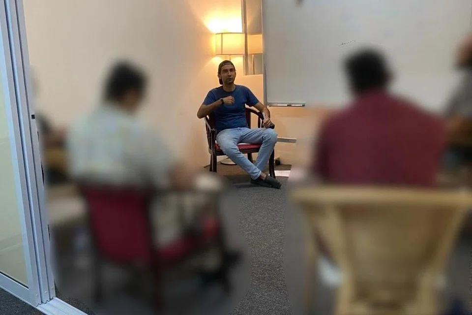 மனநல ஆலோசனை தொடர்புடைய கலந்துரையாடலை வழிநடத்தும்  ‘சிஃபோபி’ அமைப்பைச் சேர்ந்த கோபால் மஹே.