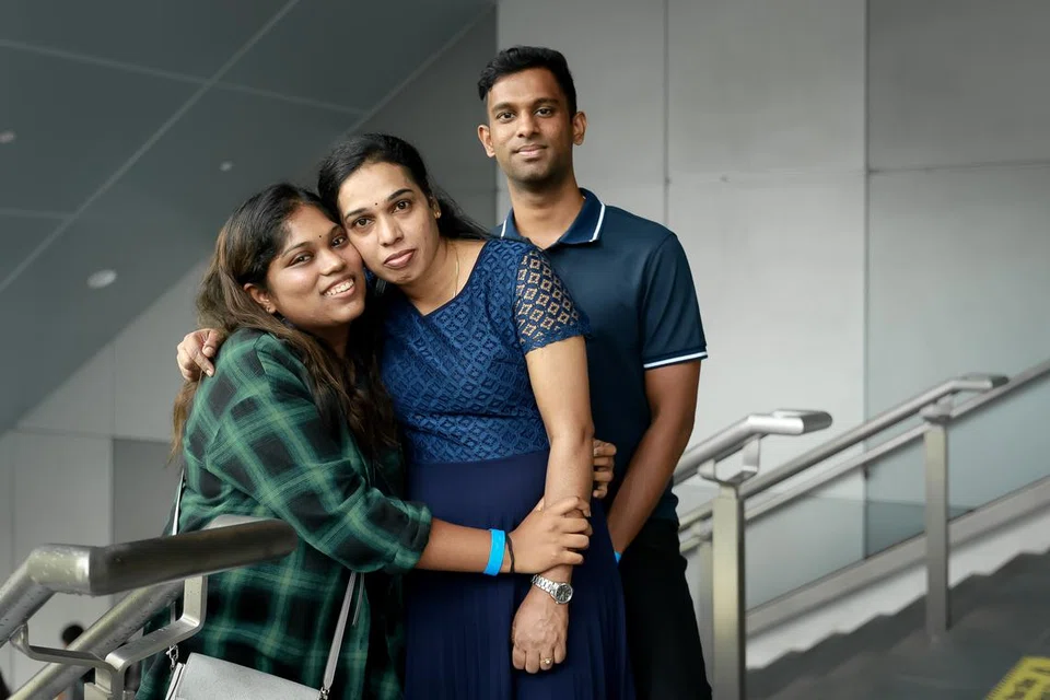 பணிப்பெண் சசிகலாவுடன் (நடுவில்) அவர் வேலை செய்யும் குடும்பத்தின் மகன் டி கௌதம், டி திரிஷா.