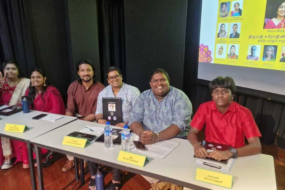 கலந்துரையாடலில் இளையர்கள் ஆர்வத்துடன் பங்கேற்றனர்.