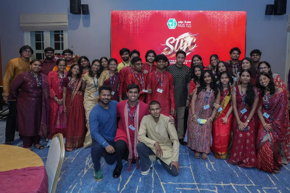 சிங்கப்பூர் தேசியப் பல்கலைக்கழகத்தின் தமிழ்ப் பேரவையுடன் இணைந்து தமிழ் முரசு, சிண்டா, நற்பணிப் பேரவை நடத்திய சிங்கப்பூர்த் தமிழ் இளையர் மாநாடு, இந்தியச் சமூக ஈடுபாட்டு, மேம்பாட்டுக் குழுவான ‘இணை’ குழுவின் ஆதரவுடன் நடைபெற்றது. ஆசிய நாகரிக அரும்பொருளகத்தில் நடந்த மாநாட்டில் ஏறக்குறைய 200 பேர் பங்கேற்றுச் சிறப்பித்தனர். படத்தில் துணையமைச்சர் தினேஷ் வாசு தாசுடன் மாநாட்டை நடத்திய இளையர்களும் தமிழ் முரசு குழுவினரும்.