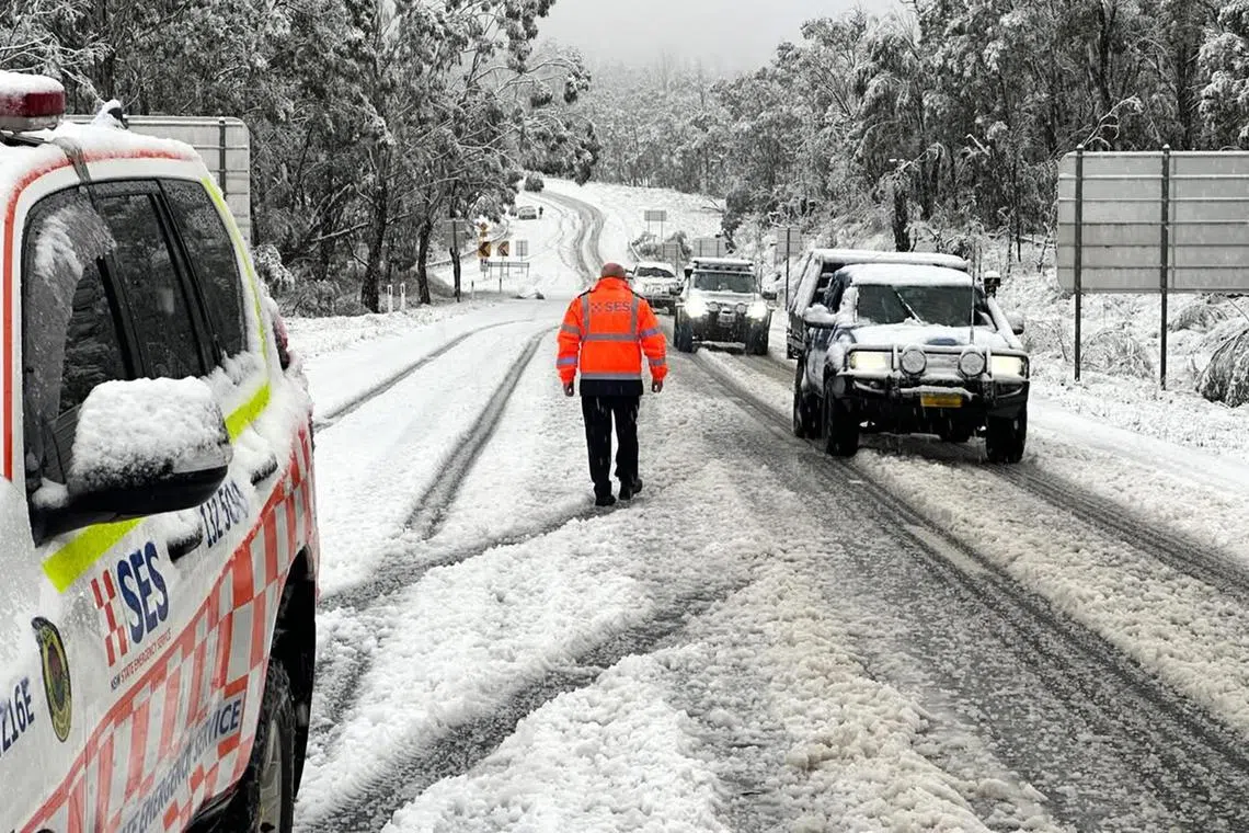 ஆஸ்திரேலிய நகரங்களில் கனத்த பனிப்பொழிவு; இயல்பு வாழ்க்கை பாதிப்பு