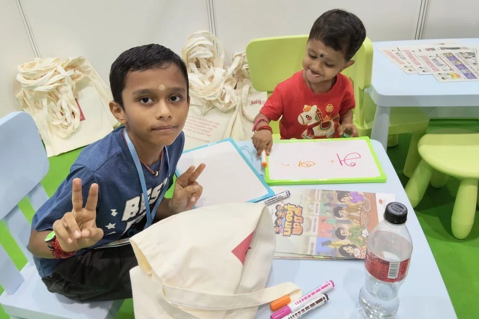தாய்மொழிகளின் கருத்தரங்கில் அங்கம் வகித்த தமிழ் முரசு நாளிதழ் நடத்திய மொழிபெயர்ப்பு நடவடிக்கையில் கலந்துகொண்ட சஷ்டிக் (இடது), அஷ்ரித்.