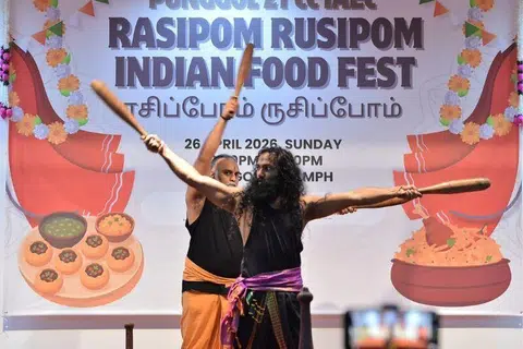 நிகழ்ச்சி மேடையில் ‘கர்லா கட்டை’ உடற்பயிற்சி.