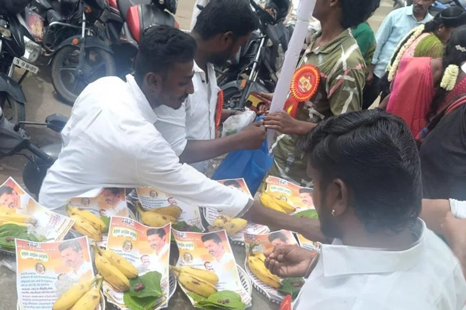 மதுரையில் நடிகர் விஜய்யின் தமிழக வெற்றிக் கழகக் கட்சியினர் வித்தியாசமான முறையில் மக்களை மாநாட்டுக்கு அழைத்தனர்.