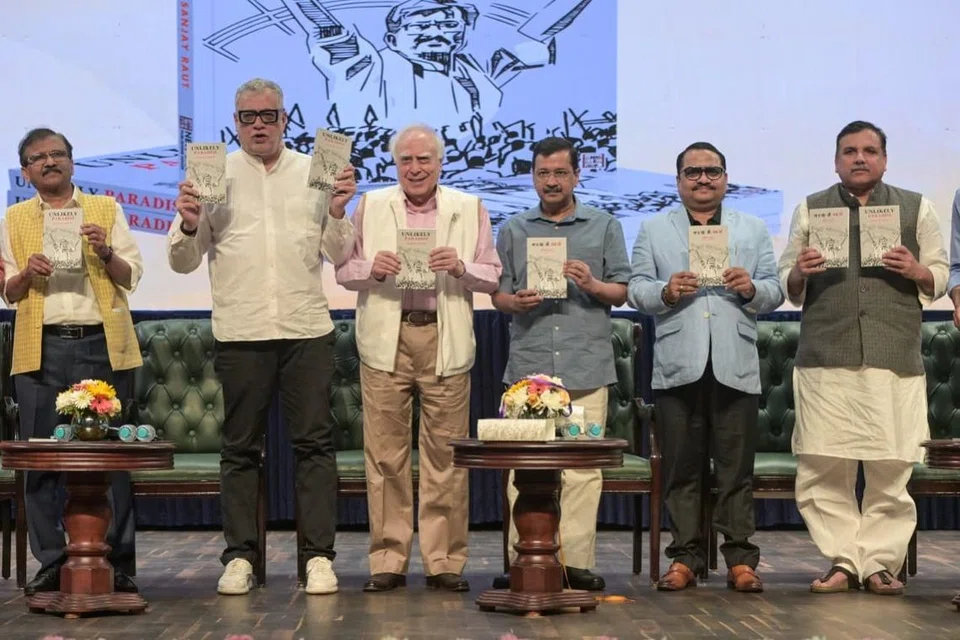சஞ்சய் ராவத் எழுதியுள்ள ‘அன்லைக்லி பாரடைஸ்’ என்ற புத்தக வெளியீட்டு விழாவில் கெஜ்ரிவால் கலந்துகொண்டார்.