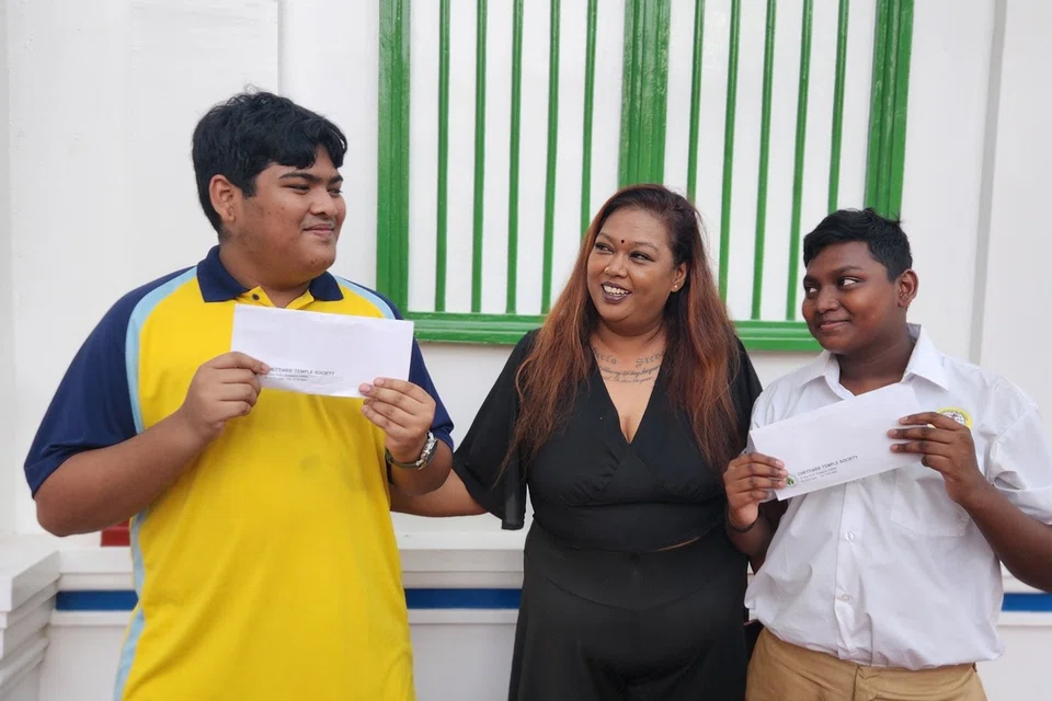 திருவாட்டி தனபாக்கியத்தின் மகன்களான உயர்நிலைப்பள்ளி மாணவர் சிவசூரியன்,   தொடக்கப்பள்ளி மாணவர் சூரியபிரதாபன் இருவரும் இந்த ஆண்டிற்கான நிதி உதவியைப் பெற்றனர். 
