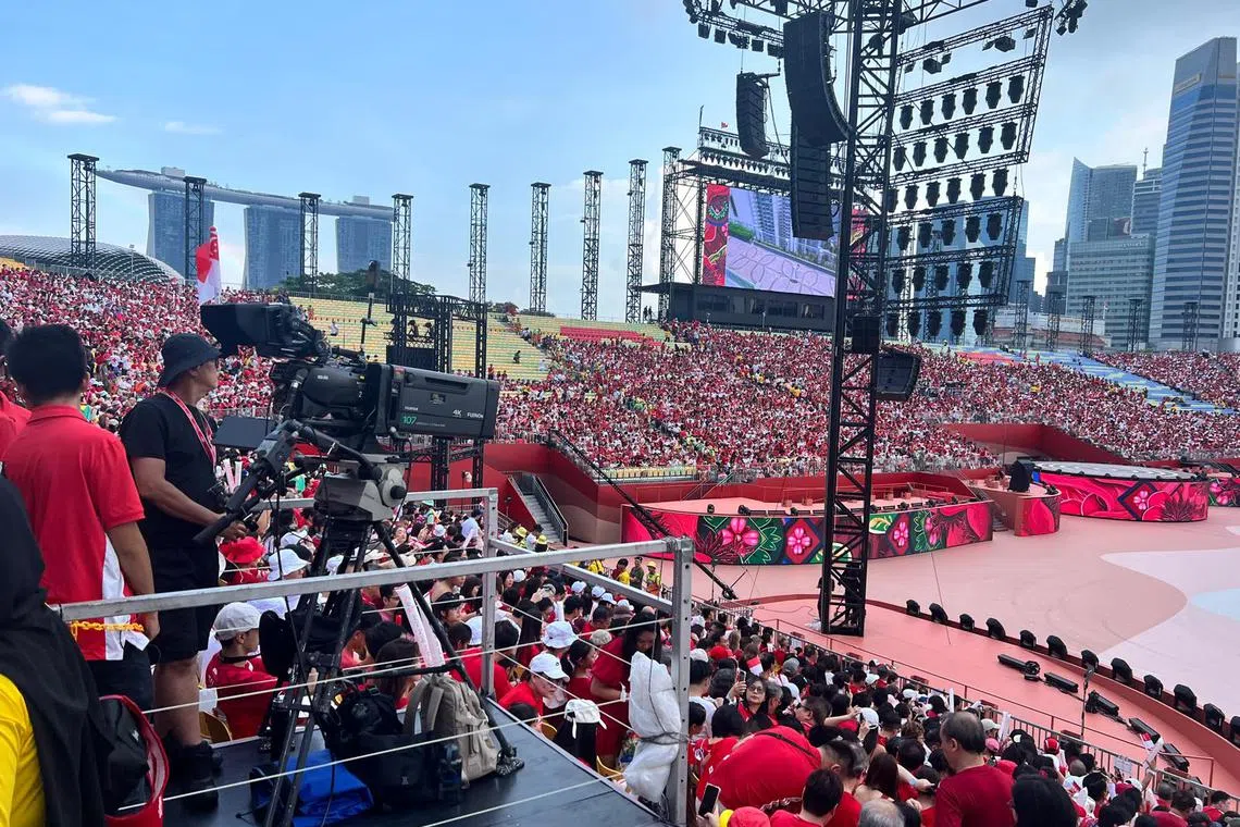 சிங்கப்பூரின் 60வது கொண்டாட்டங்களுக்கு உழைத்த கரங்கள்