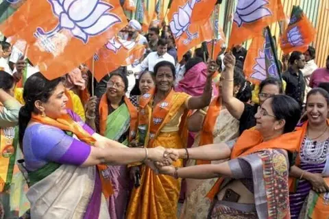 பாஜக, காங்கிரஸ் ஆகிய கட்சிகள் 13 விழுக்காட்டுக்கும் 
16 விழுக்காட்டுக்கும் இடைப்பட்ட விகிதத்திலேயே பெண் வேட்பாளர்களுக்கு வாய்ப்பளித்தன.