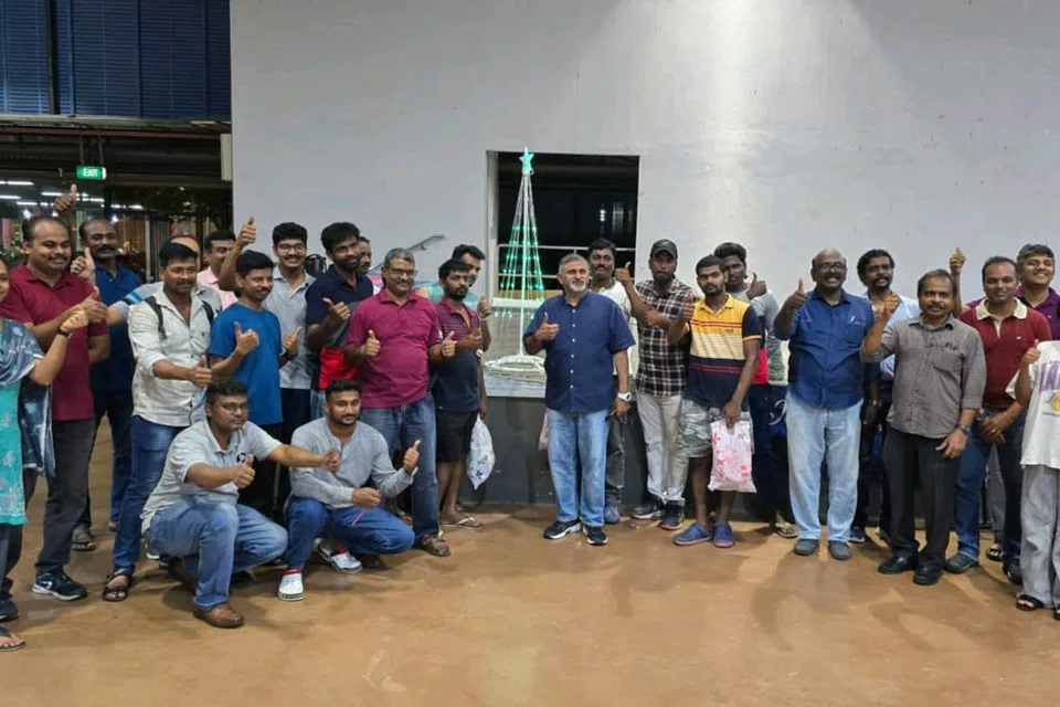 கிறிஸ்துமஸ் விழாவையொட்டி நடைபெற்ற விளையாட்டுப் போட்டியில் வெற்றி பெற்ற இந்திய ஊழியர்களுடன் கிறிஸ்து சேகர சபையின் போதகர் தியோடர் சாம்ராஜ் (நடுவில்) மற்றும் கிறிஸ்து சேகர சபை மக்கள்.
