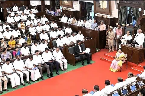 தமிழக சட்டப் பேரவையின் ஆண்டு முதல் கூட்டம் வியாழக்கிழமை காலை 10 மணிக்கு தமிழ்த் தாய் வாழ்த்துடன் தொடங்கியது.