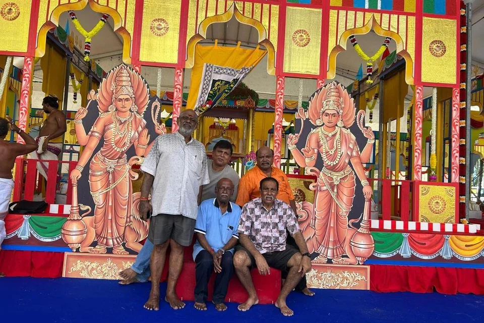 (அமர்ந்திருப்பவர்கள், வலமிருந்து) கி. விஜெயேந்திரன், நடராஜன் ராஜகோபால், (பின்வரிசையில், வலமிருந்து) ப. ஜெகன்நாதன், பன்னீர்செல்வம் ராமசாமி ஆகியோருடன் ஆர். ஆர். பாலசந்திரன் (நிற்பவர்); இவர்கள் அனைவரும் சேர்ந்து ஶ்ரீ மஹா மாரியம்மன் ஆலயத்தின் யாகசாலையை அமைத்தனர்.