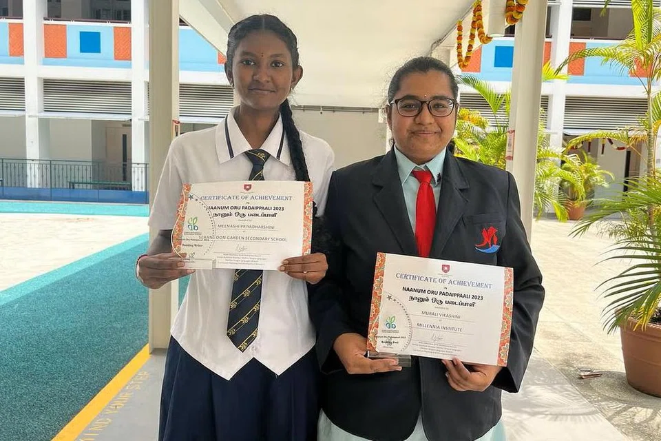 வளரும் எழுத்தாளர் சான்றிதழைப் பெற்ற உயர்நிலை மூன்று மாணவி மீனாக்‌ஷி பிரியதர்ஷினி (இடது), வளரும் கவிஞர் சான்றிதழைப் பெற்ற தொடக்கக் கல்லூரி மாணவி முரளி விகாஷினி (வலது).