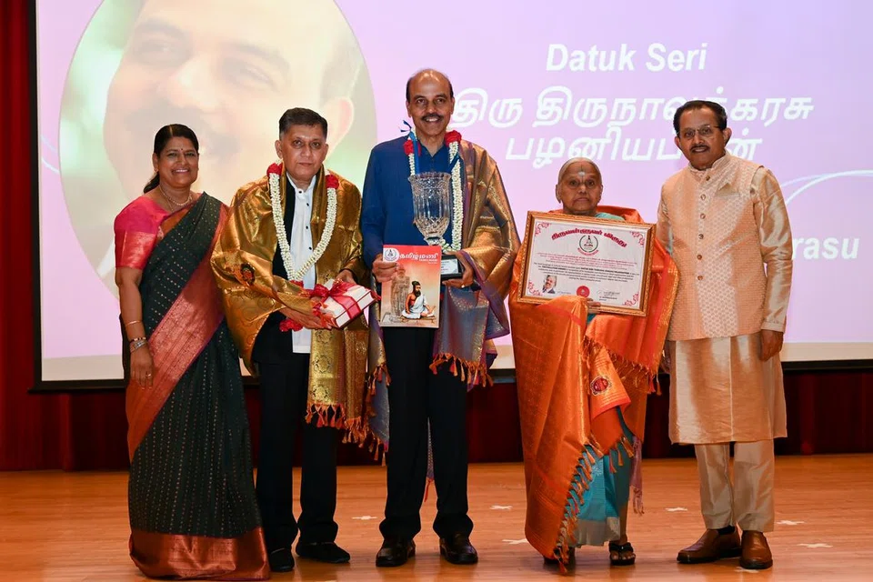 (இடமிருந்து) தமிழ்மொழிப் பண்பாட்டுக் கழகத்தின் செயலவை உறுப்பினர் முனைவர் சீதாலட்சுமி, சிறப்பு விருந்தினர் எம் அப்துல் ஜலீல், திருவள்ளுவர் விருதைப் பெற்றுள்ள திரு திருநாவுக்கரசு பழனியப்பன், திரு திருநாவுக்கரசின் தாயார், தமிழ்மொழிப் பண்பாட்டுக் கழகத்தின் தலைவர் திரு ஹரிகிருஷ்ணன் முத்துசாமி.