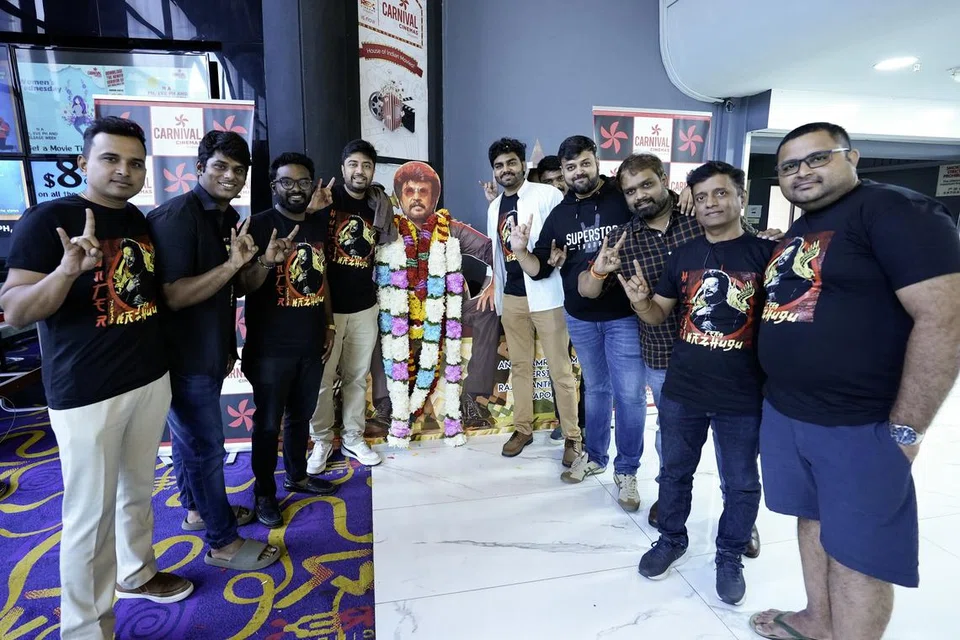 கார்னிவல் சினிமாஸ் வளாகத்தில் முதல் நாள் முதல் காட்‌சியைக் கொண்டாடிய ரஜினி ‘அன்பு சாம்ராஜ்ஜியம்’ ரசிகர் குழுவினர்.