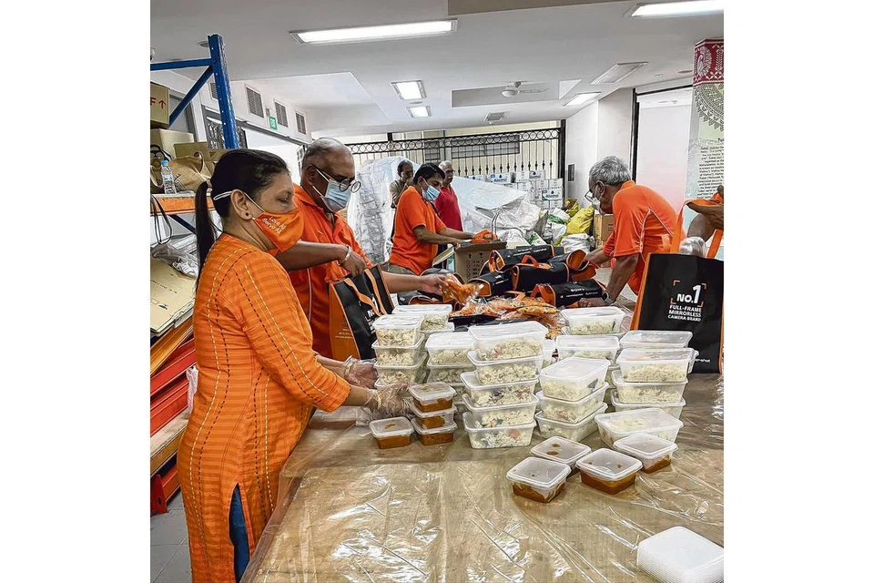 மக்­கள் கழ­க நற்பணிப் பேரவையுடன் இணைந்து உணவு விநி­யோ­கம் செய்த இந்து அறக்­கட்டளை வாரி­யம், கடந்த ஆண்­டி­லி­ருந்து தொடர்ந்து மாதந்­தோ­றும் ஏறக்­குறைய 2,500 பேருக்கு உணவு வழங்கி வரு­கிறது.படம்: சுபா மனோகரன்