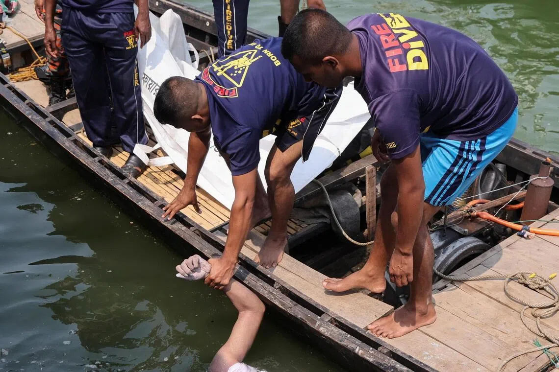 படகில் ஏற முயன்ற பேருந்து ஆற்றில் கவிழ்ந்ததில் 24 பேர் மரணம்