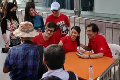 ஃபுல்லர்ட்டன் பிரசாரக் கூட்டத்தில் பங்கேற்ற சிங்கப்பூர் முன்னேற்றக் கட்சியின் தலைமைச் செயலாளர் சீ சூன் ஜுவானுடன் படமெடுத்துக்கொண்ட பொதுமக்கள். 