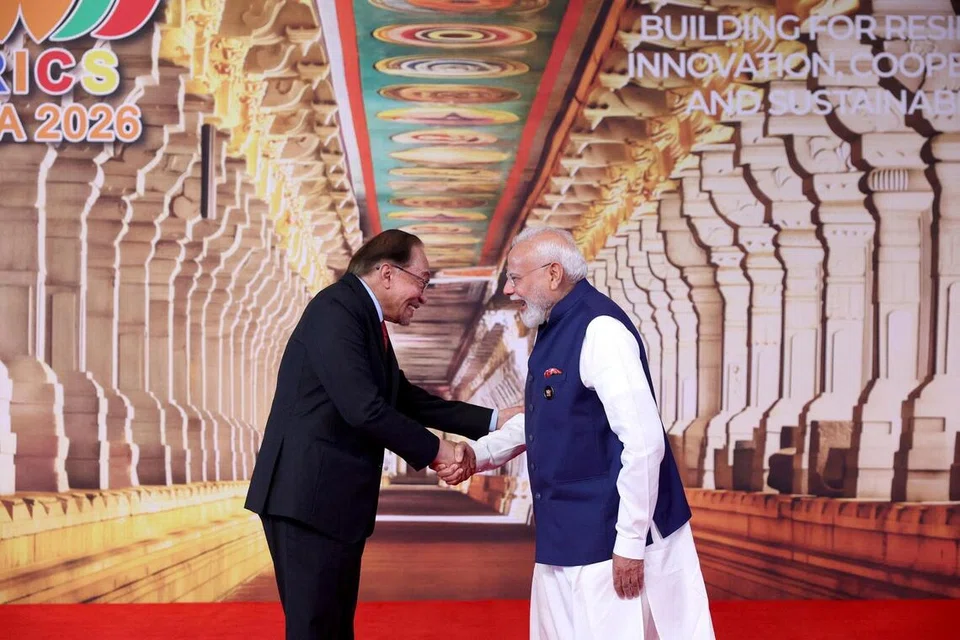 புதுடெல்லியில் ஞாயிற்றுக்கிழமை (செப்டம்பர் 13) நடைபெற்ற பிரிக்ஸ் மாநாட்டு மையமான பாரத் மண்டபத்தில் மலேசியப் பிரதமர் அன்வார் இப்ராகிமை வரவேற்ற இந்தியப் பிரதமர் நரேந்திர மோடி.
