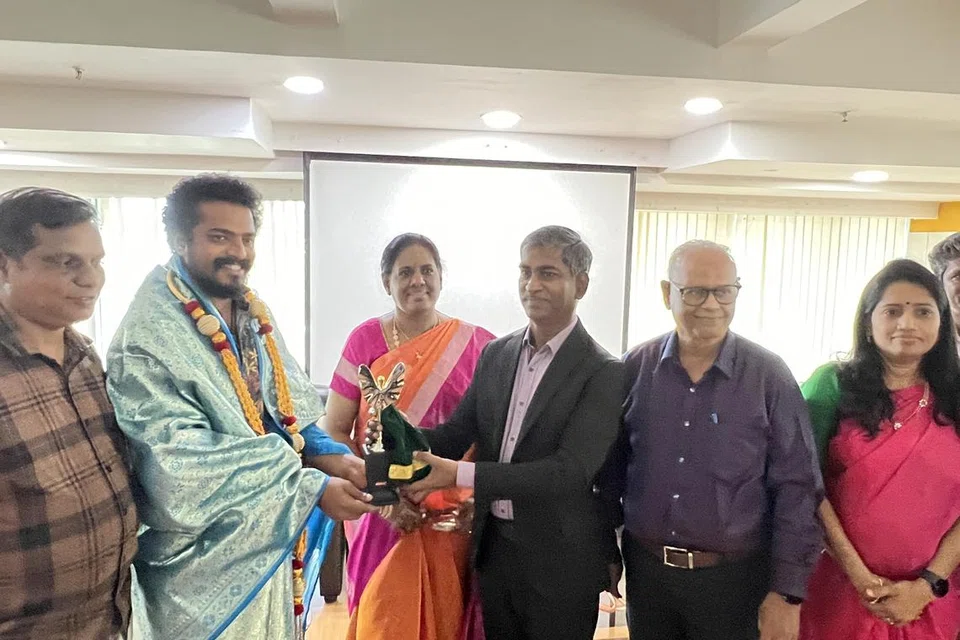 ‘கழுமரம்’ என்ற நூலுக்காக கவிஞர் முத்துராசா குமாருக்கு (இடமிருந்து இரண்டாவது), திணைகள் கவிதை விருதை வழங்குகிறார் தமிழ்கியூப் குழுமத்தின் நிர்வாக இயக்குநர் ஏ டி பிள்ளை (நடுவில்). 