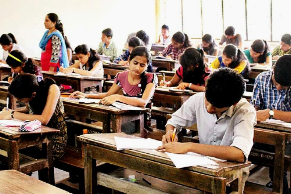 இந்திய குடிமைப் பணி தேர்வெழுதுவோர்.