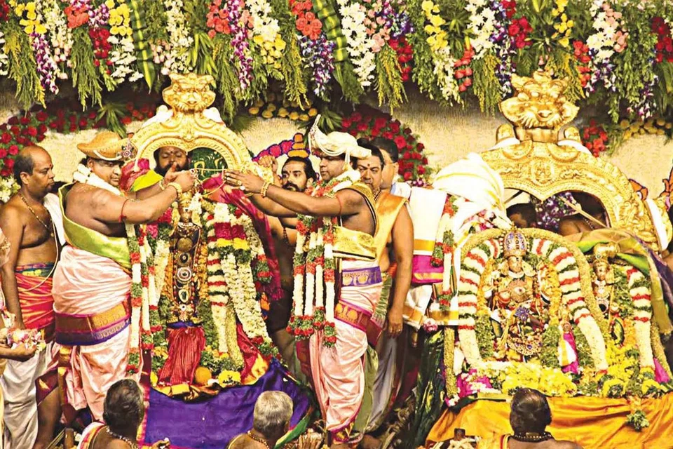 திருமண நிகழ்வில் பங்கேற்ற ஒரு லட்சம் பேருக்கு விருந்து அளிக்கப்பட்டது.