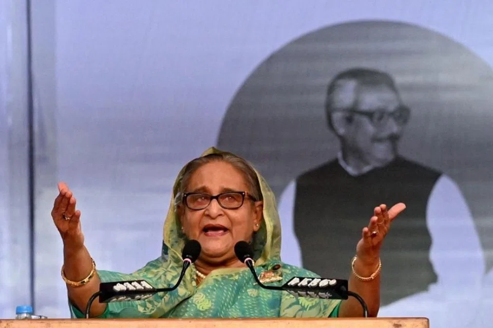 பிரதமரின் மாளிகையை பொதுமக்கள் சூறையாடியதால் பங்ளாதேஷ் முன்னாள் பிரதமர் ஷேக் ஹசினா நாட்டைவிட்டு தப்பிச் சென்றார்.