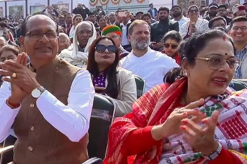 குடியரசு தினக் கொண்டாட்டங்கள்: மூன்றாவது வரிசையில் ராகுல் காந்தி