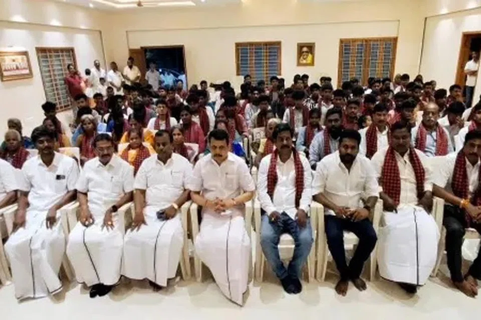 நாம் தமிழர் கட்சியில் பலர் அதிருப்தியில் இருக்கிறார்கள் என்று கூறப்படுகிறது. 