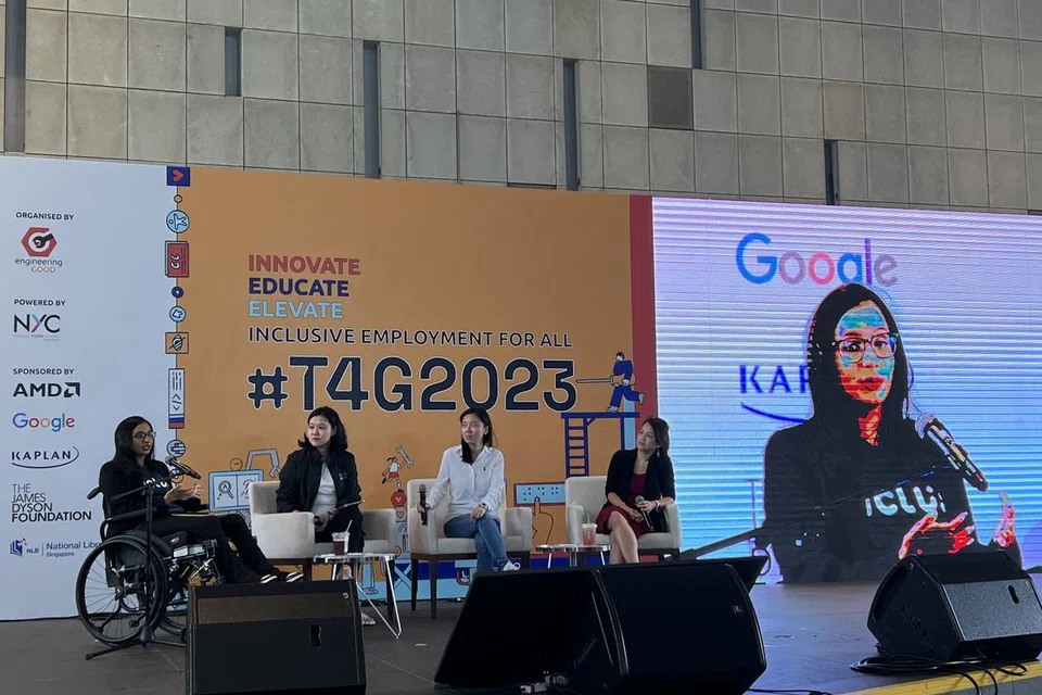 ‘இன்க்லூஸ்’ ஆட்சேர்ப்பாளர் ஃபதிமா சோரா, L’Oréal, SGP உணவுகள், Infosys நிர்வாகிகளுடன் சிறப்புத் தேவை உடையோருக்கான வேலைவாய்ப்புகள் பற்றிய கலந்துரையாடலை நடத்தினார். 2017ல் விபத்தினால் கழுத்துக்குக்கீழ் அசைவை இழந்த ஃபதிமா (இடது), தற்போது சிறப்புத் தேவையுடையோருக்குக் குரல் கொடுக்கிறார்; உடற்பயிற்சியிலும் அசத்திவருகிறார்.