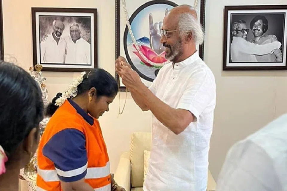 துப்புரவுப் பணியாளர் பத்மாவின் நேர்மையைப் பாராட்டி தங்கச் சங்கிலியைப் பரிசளித்த நடிகர் ரஜினிகாந்த்.