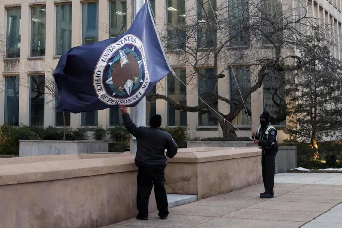 ஆட்குறைப்பைத் தொடங்கியது அமெரிக்கா: ஆயிரக்கணக்கான அரசு ஊழியர்கள் நீக்கம்