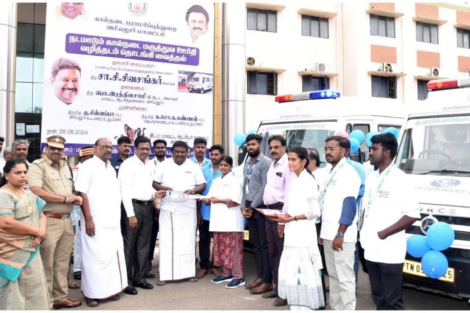 போக்குவரத்து அமைச்சர் எஸ்.எஸ்.சிவசங்கர் அரியலூரில் வியாழக்கிழமை (ஆகஸ்ட் 29) 4 நடமாடும் கால்நடை மருத்துவ வாகனங்களைத் தொடங்கி வைத்தார்.
