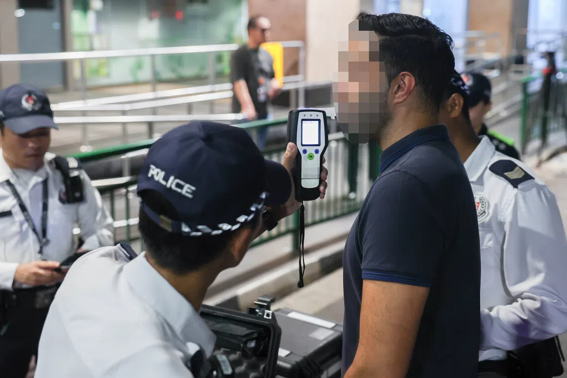 போக்குவரத்துக் காவல்துறை புதிய சோதனைக் கருவிமூலம் இருவர் கைது