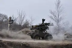 போரையொட்டி ராணுவப் பயிற்சிகளில் ஈடுபடும் உக்ரேனிய ராணுவ வீரர்கள்.