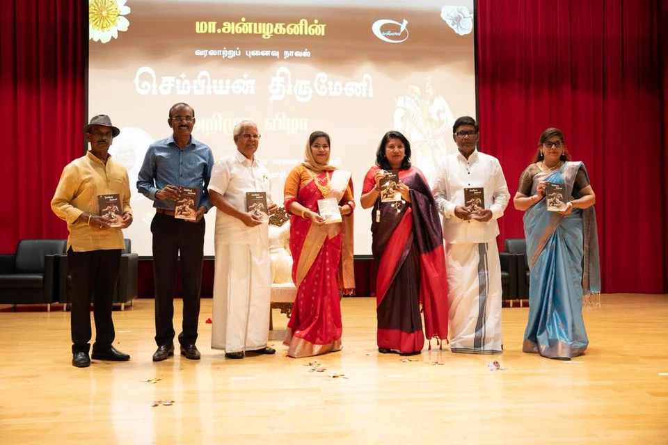 (இடமிருந்து) மு. மெய்யப்பன், இரா. தினகரன், நூலாசிரியர் மா.அன்பழகன், மகா ஜபீன், மலேசிய துணை அமைச்சர் சரஸ்வதி கந்தசாமி, இலங்கைப் பேச்சாளர் சதீஷ் குமார், இந்திய உச்ச நீதிமன்ற வழக்கறிஞர் செல்வகுமாரி.