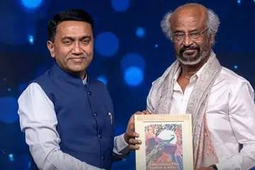 நடிகர் ரஜினிக்கு கோவா முதல்வர் பிரமோத் சாவந்த் விருதை வழங்கினார்.