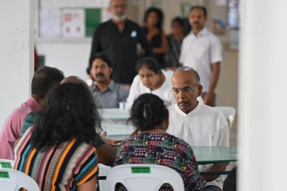 காவல்துறை அதிகாரி யுவராஜா கோபாலின் இறுதிச்சடங்கில் கலந்துகொண்ட உள்துறை, சட்ட அமைச்சர் கா. சண்முகம். 