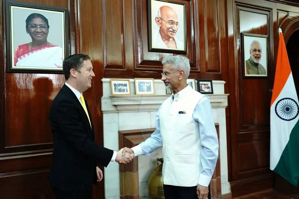 புதுடெல்லியில் சனிக்கிழமை (அக்டோபர் 11) இந்திய வெளியுறவு அமைச்சர்  எஸ். ஜெய்சங்கரைச் சந்தித்தார் இந்தியாவிற்கான அமெரிக்கத் தூதர் செர்ஜியோ கோர்.