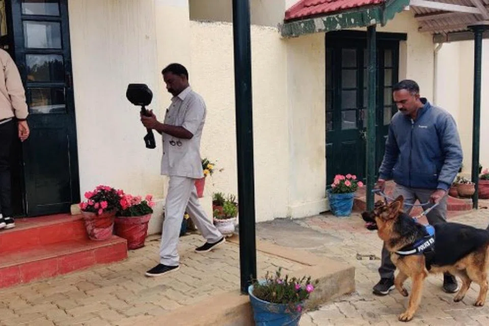 பள்ளிக்கூடம் முழுவதும் சோதனை செய்ததில், வெடிகுண்டு மிரட்டல் வெறும் புரளி என்பது தெரியவந்தது.